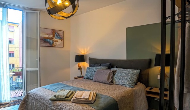 Modern Comfy Stay with Balconies, Free Parking & Easy Access to the Cinque Terre