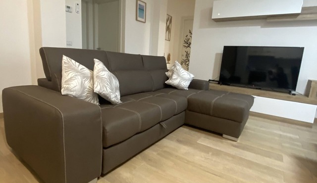 Modern sunny apartment within minutes from shops &beach with parking for 2 cars