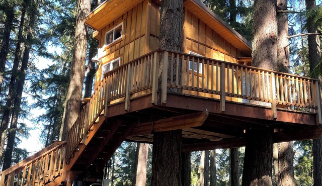 Mountain View Treehouse in Sutherlin with full bath and AC, 5 minutes from I-5 in Sutherlin