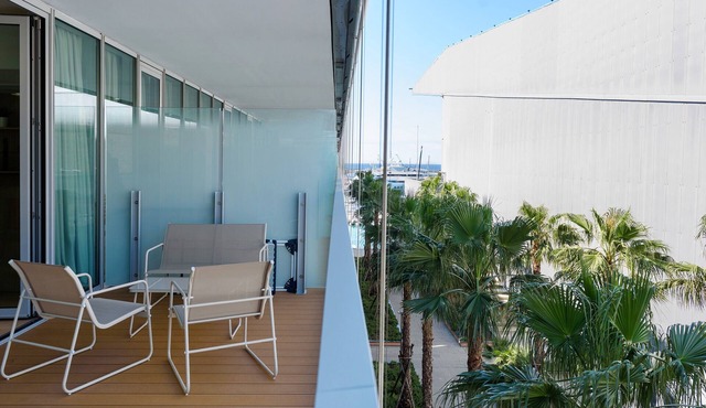 My Waterfront Holiday Home with Sea View, Private Terrace and Air Conditioning