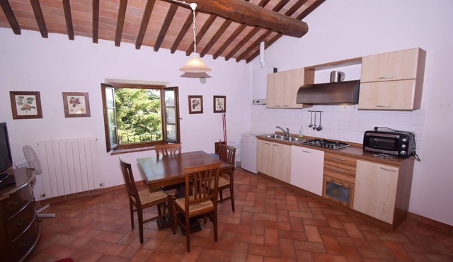 Nice apartment for 3 guests with WIFI, pool, A/C, TV and pets allowed, close to Siena