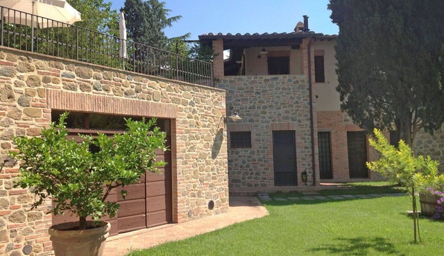 Nice apartment in villa for 4 people with WIFI, pool, A/C, TV and terrace