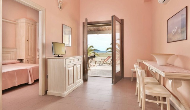 Nice apartment on the ground floor with sea view of approximately 55 m2 equipped with air conditioning and wi fi connection, composed of a living room with equipped kitchenette, fridge and flat-screen television.Two double or twin bedrooms and bathroom w in Bosa Marina