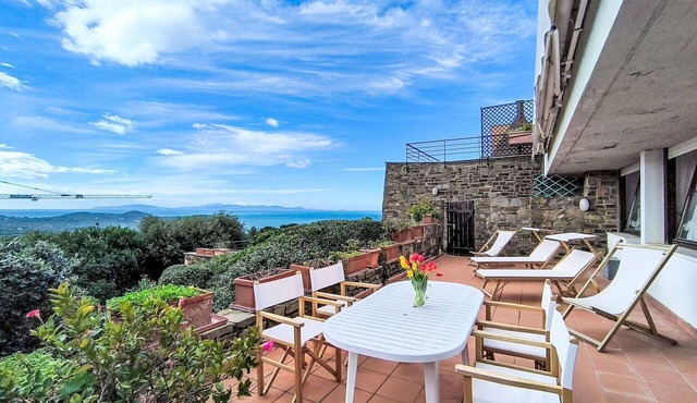 Nice apartment for 6 guests with WIFI, A/C, TV, patio, pets allowed and panoramic view