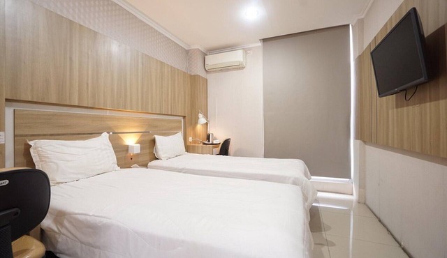 Oak Damar Deluxe Twin Haven in Gresik