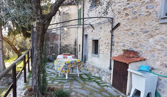 On a hill in Casoli (Camaiore) Rustic house of 70m ² in a few minutes drive from the beaches of Versilia