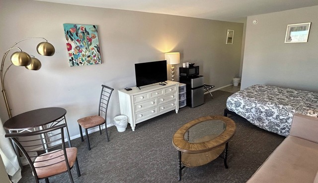 One Queen bed studio with WiFi, smart TV and AC in welcoming Fillmore. in Fillmore