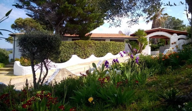 Panoramic villa with garden in Isola Rossa