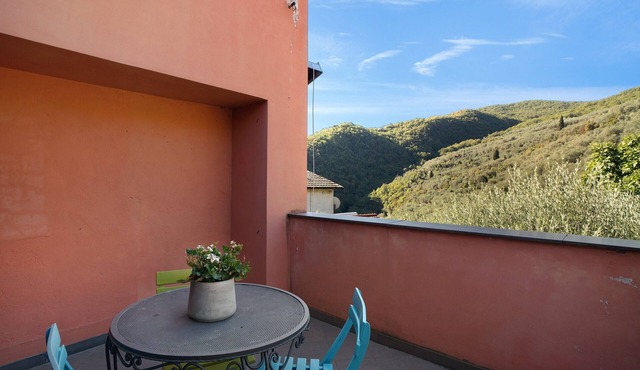Pet-Friendly Apartment Immerso nel Verde with Mountain View, Terrace & Wi-Fi