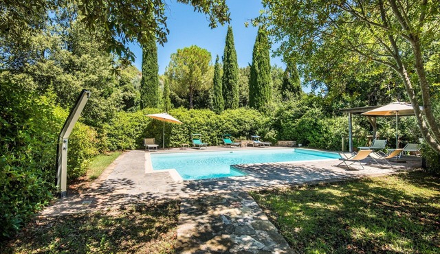 Podere Giardino Wine & Bed – Glicine Apartment: Country House with Pool, Wi-Fi & AC