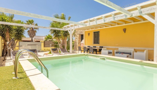 Private Villa with A/C, private pool, WIFI, TV, pets allowed, panoramic view, close to Gallipoli