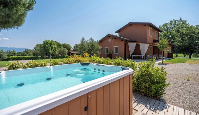 Private villa with pool on Cortona vineyards