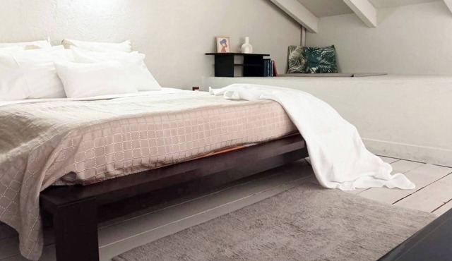 Quick Home Loft - One Bedroom Apartment, Sleeps 4