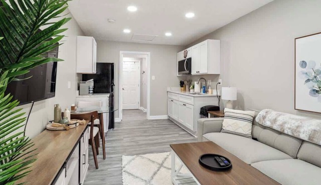 Quiet Apt w/Private Deck, Near DC & Baltimore in Hanover