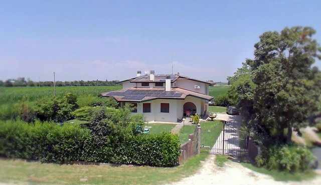 Quiet Country House with Large Garden near the Sea and Venice