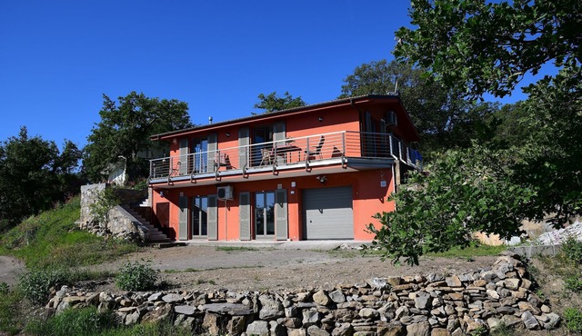 Quiet vacation home with 3 bedrooms for 6 people. WLAN. Climate. Very clean.