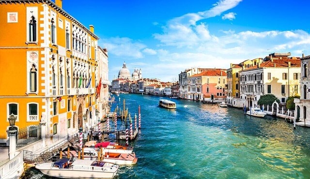 Refined Venice Lido Retreat with Terrace, Garden & Steps to the Beach