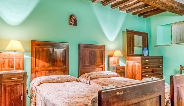 Romantic 95 sqm flat on two floors (NO lift), with two bedrooms which can accommodate up to 4 people.The apartment is located in the centre (Restricted Traffic Area) in the heart of the historic centre of Urbino. The accommodation enjoys an enviable loca