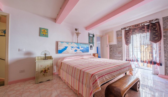 Room 'Rosa' with Shared Terrace, Wi-Fi and Air Conditioning in Lipari