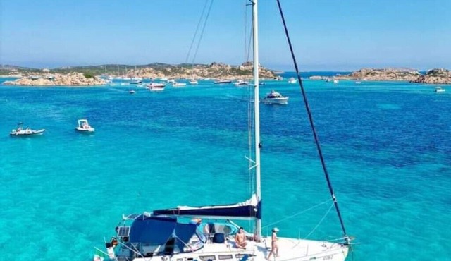 Sailing excursions in the Gulf of Naples, Boat&Bed on the port of Mergellina