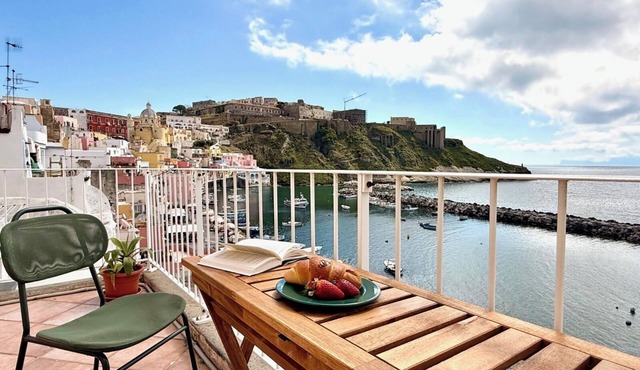 Selene's Nest, Procida