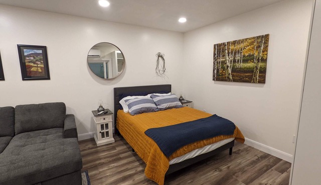 Serene Riverton Studio/Mountain Views/Hot Tub/22mi to SLC & Ski Resorts in Riverton