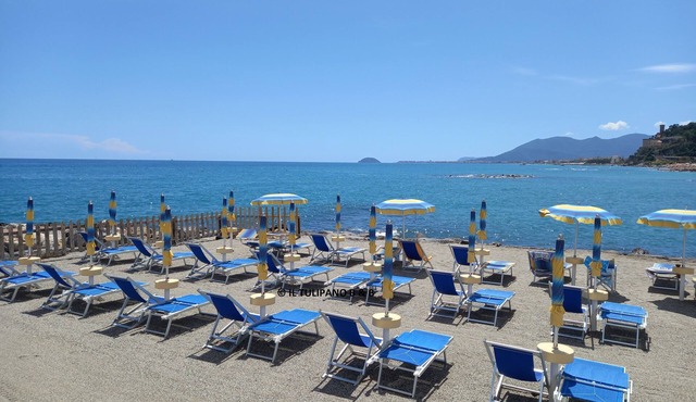 Single room private bathroom , breakfast incl. 80 mt from the sea Wifi and airco