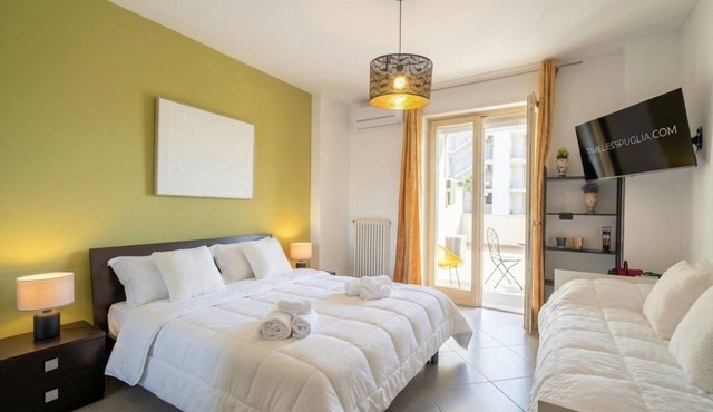 SkyGate - Gold - bright room with private bathroom
