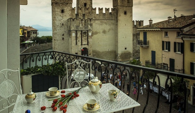 SMILE: Magnificent appartment in heart of Sirmione (splendid Castle View)