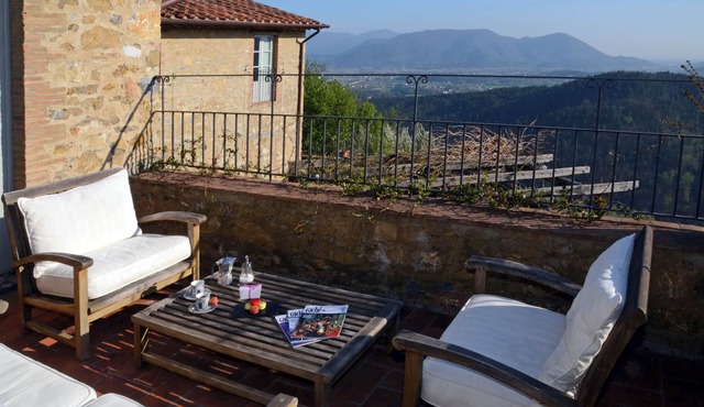 Space, panoramas & privacy in distant sight of the walls of Lucca; a/c & pool