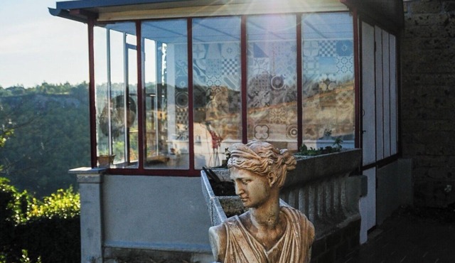 Spacious 4-bedroom townhome in charming Lubriano with WiFi, AC