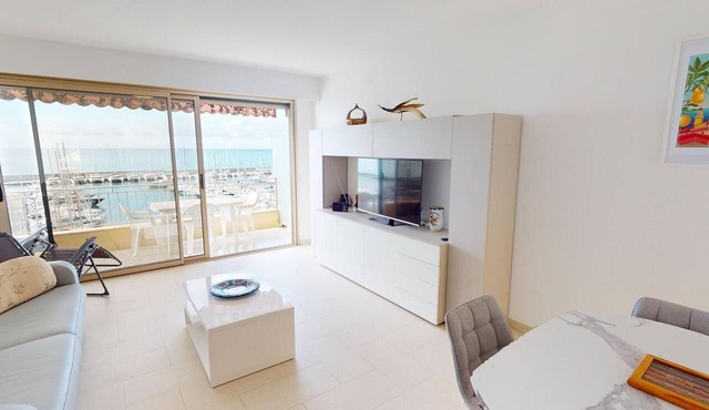 Spacious AC 2-room with terraces, garage and Wifi in Menton