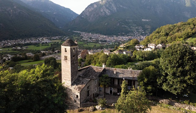 Spacious listed vacation apartment between Lake Como & Chiavenna