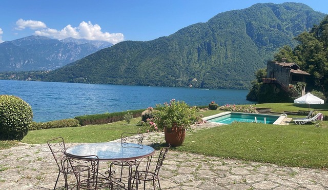 Stately 400sqm VILLA direct LAKE ACCESS pool & botanical park. Full privacy.