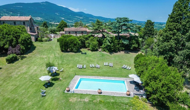 Stone house with pool between Tuscany and Umbria