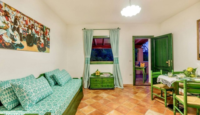 Studio apartment on the ground floor or first floor of approximately 23 m2 composed of a living room with double bed or two single beds, equipped kitchenette and bathroom with shower or bathtub.Equipped with:-LCD TV with digital terrestrial-Safe-Air cond