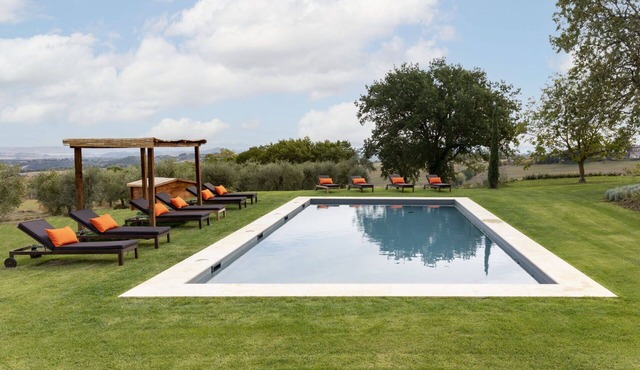 Stunning private villa with hot tub, WIFI, private pool, A/C, TV and patio, close to Montepulciano