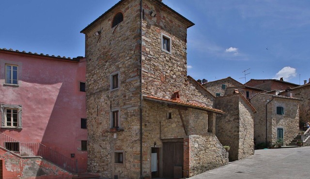 Stunning private villa for 2 guests with WIFI, hot tub, A/C, TV and pets allowed, close to Arezzo