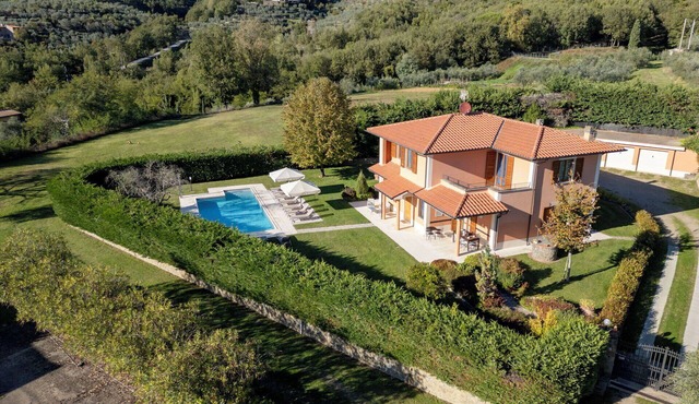 Stunning private villa for 11 people with private pool, WIFI, TV, terrace and pets allowed