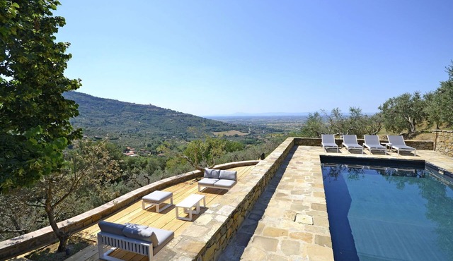 Stunning private villa for 8 people with private pool, WIFI, A/C, TV, patio and panoramic view