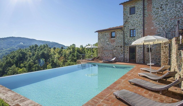 Stunning private villa for 10 people with WIFI, private pool, hot tub, TV, patio and pets allowed