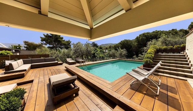 Stunning private villa with hot tub, sauna, A/C, WIFI, private pool, TV, patio, close to Sorrento