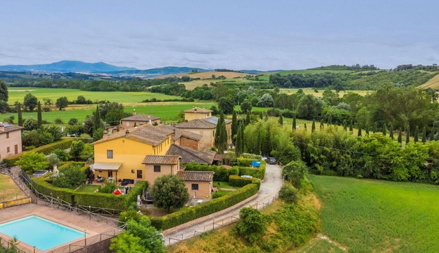 Stunning villa for 4 people with WIFI, A/C, pool, TV, patio, pets allowed and panoramic view