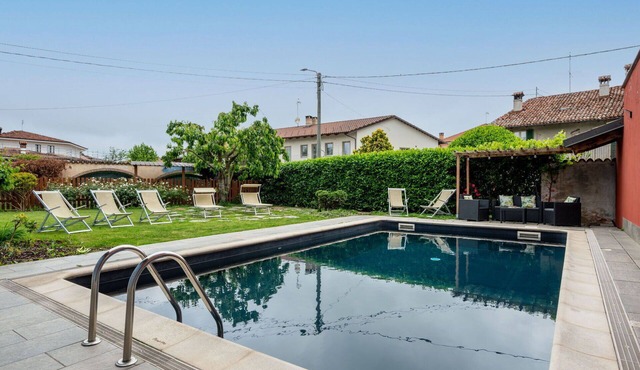 Stunning villa for 12 guests with pool, A/C, WIFI, TV, terrace and pets allowed