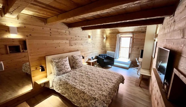 Suite "chalet" dans maison de village