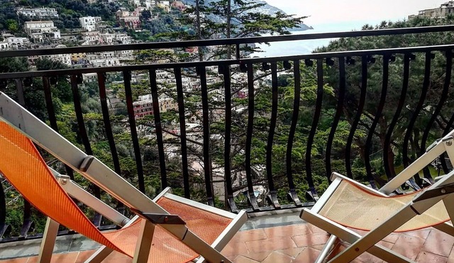 Timeshare hotel suites with club member benefits