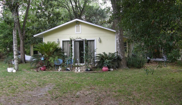 Tranquil Waterfront Cottage. 1 Bedroom, 1 Bathroom. Sleeps 2 in Homosassa