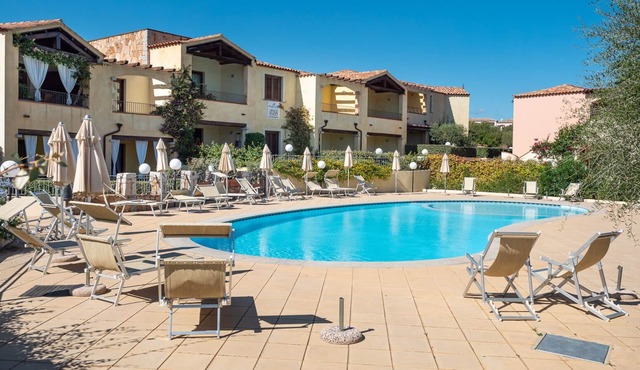 Two-room apartment facing the pool in an elegant setting just 2 km from the sea