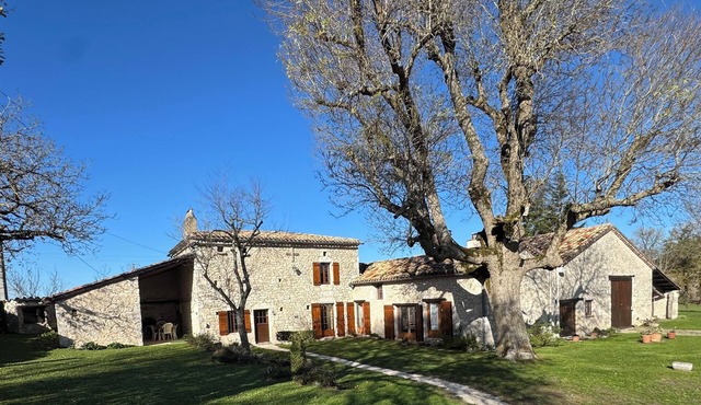 Typical Quercy house with sheltered outdoor spa. in Montaigu-de-Quercy