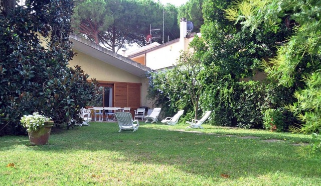 Villa a short walk from the beach